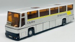 Miniatura em metal  Autocarro Starcoach Cityline ("Feuerwehr Einsatzleitung"), miniatura de autocarro de grande formato reproduzindo o modelo Starcoach Cityline, caracterizado por uma configuração temática operacional de comando de bombeiros (Feuerwehr Einsatzleitung). A peça apresenta carroçaria em tom prateado com faixas decorativas laterais em amarelo, inscrições alusivas ao modelo e serviços de emergência, vidros acastanhados/âmbar, claraboias no teto e chassi inferior detalhado em metal. Med. 06x24x05 cm. Marcas do tempo e de uso.