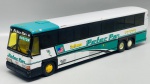 Miniatura em metal  Autocarro Peter Pan / Trailways (Corgi MCI 102), miniatura produzida pela Corgi, reproduzindo fielmente o autocarro de transporte rodoviário de passageiros MCI 102. A peça destaca-se pela vistosa pintura nas cores branco, verde-teclado e detalhes em preto, ostentando as famosas inscrições da Peter Pan e Trailways, além da placa indicativa de destino "Boston" no para-brisas. Conta com vidros fumados, detalhes minuciosos de sinalização, eixo duplo traseiro e chassis detalhado em metal. Med. 07x28x05 cm. Marcas do tempo e de uso.