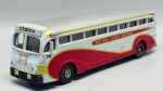 Miniatura em metal  Autocarro Corgi Yellow Coach 743, miniatura produzida pela Corgi, reproduzindo com grande nível de detalhe o icónico autocarro Yellow Coach 743. A peça apresenta uma vistosa pintura em tons de branco e vermelho com faixas decorativas amarelas, ostentando as inscrições da rota "New York - Albany - Montreal" e referências à Champlain Coach Lines. Conta com grelha frontal detalhada, luzes de sinalização superiores, tejadilho prateado e chassis em metal. Med. 05x20x05 cm. Marcas do tempo e de uso.