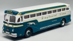Miniatura em metal  Autocarro Corgi Yellow Coach 743 (Greyhound Lines), miniatura produzida pela Corgi, reproduzindo com elevado nível de detalhe o emblemático autocarro Yellow Coach 743. A peça destaca-se pela pintura nas tradicionais cores azul-petróleo e branco, ostentando o célebre logótipo do galgo (Greyhound), inscrições da companhia e placa de destino "Chicago". Conta com tejadilho branco, pormenores de sinalização, vidros fumados e chassis em metal. Med. 05x21x05 cm. Marcas do tempo e de uso.