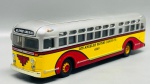 Miniatura em metal  Autocarro Corgi GM Bus (Los Angeles Motor Coach Co.), miniatura produzida pela Corgi, reproduzindo com grande nível de detalhe o icónico autocarro urbano GM Bus. A peça apresenta uma vistosa e distinta pintura combinando tejadilho prateado, secção central em amarelo vivo e detalhes inferiores em vermelho e preto, ostentando as inscrições da Los Angeles Motor Coach Co. (Frota 4340) e a placa de destino "Hollywood - Long Beach". Conta com grelha frontal característica, faróis detalhados, vidros fumados e chassis em metal. Med.05x20x04 cm. Marcas do tempo e de uso.