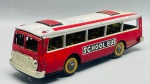 Miniatura Antiga em Lata  Autocarro "School Bus", miniatura vintage em chapa de lata litografada, fabricado na China sob a referência MF 887. O modelo apresenta uma vistosa carroçaria em tons de vermelho e branco, com as inscrições laterais "SCHOOL BUS", portas duplas simuladas em relevo e tejadilho decorado com claraboias. Destaca-se pelos para-choques e grelha frontal metalizados, interior visível com bancos em tom amarelo e rodas de borracha com jantes amarelas. Med. 05x20x05 cm. Marcas do tempo e de uso.