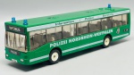 Miniatura em metal e plástico  Autocarro Siku Mercedes-Benz O 405 N (Polizei Nordrhein-Westfalen / Infobus), miniatura produzida na Alemanha pela prestigiada Siku, reproduzindo fielmente o autocarro urbano Mercedes-Benz O 405 N utilizado como posto móvel de informação e prevenção (Infobus) pela Polizei Nordrhein-Westfalen. A peça destaca-se pela vistosa carroçaria em verde corporativo, faixas brancas de sinalização, brasão oficial do estado, inscrições "Information - Polizei - Beratung", sinalizadores azuis no tejadilho e portas laterais funcionais. Med. 06x22x05 cm. Marcas do tempo e de uso.