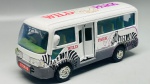 Miniatura em metal e plástico  Autocarro Temático "Wild Park" (Safari / Zoo), miniatura de autocarro dedicada ao tema de safaris e parques naturais ("Wild Park"). A peça apresenta uma carroçaria em tom branco combinada com base cinzenta, destacando-se pelas decorações laterais e frontais com motivos de zebras e elefantes, inscrições temáticas a vermelho e roxo, e chapa de matrícula "CT 9510". Conta com interior visível com assentos detalhados, portas laterais operacionais e chassis em plástico. Med. 06x13x05 cm. Marcas do tempo e de uso.