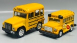 Miniaturas em Metal e Plástico  Autocarros Escolares Norte-Americanos ("School Bus"), lote composto por duas miniaturas de autocarros escolares norte-americanos (School Bus), icónicos símbolos do transporte escolar dos Estados Unidos. O conjunto destaca-se pela vibrante tonalidade amarela com detalhes a preto, inscrições regulamentares de segurança, faróis detalhados e matrículas caraterísticas. Um dos modelos ostenta o emblema da International com a chapa de matrícula 4851, enquanto o segundo apresenta o tradicional sinal de braço basculante "STOP" lateral. Ambas as peças possuem interior visível com assentos e chassis em plástico. Med. 06x10x15 cm e 06x09x05 cm. Marcas do tempo e de uso.