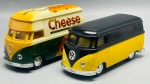 Miniaturas em Metal e Plástico  Carrinhas Volkswagen Kombi / Samba (Temática "Cheese" e Clássica Amarela/Preta), miniaturas de carrinhas Volkswagen Kombi, altamente cobiçado por colecionadores de veículos clássicos e de memorabilia publicitária. O primeiro modelo destaca-se pela decoração colorida e temática de queijo (Cheese International Chain-Store / Australia Cheese), enquanto o segundo exibe uma elegante e sóbria combinação bicolores em amarelo e preto com tejadilho escuro. Ambas as peças possuem portas laterais móveis que revelam o habitáculo interior detalhado, além de chassi gravado com as especificações de fabrico. Med. 06x12x04 cm e 05x11x04 cm. Marcas do tempo e de uso.