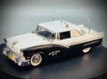 Miniatura em Metal  Ford Fairlane Polícia de Nova Iorque (Police N.Y.) / Escala 1:43, miniatura à escala 1:43 da marca Quartzo, retratando fielmente um clássico Ford Fairlane utilizado pelas forças de segurança de Nova Iorque. A peça destaca-se pelo minucioso trabalho de tampografia e pelos acessórios aplicados, incluindo a antena rádio lateral, pirilampos detalhados e pneus com banda branca. Marcas do tempo e de uso.