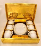 Conjunto para chá em porcelana, decorado com desenhos e relevos, na caixa. Xícaras com 7,5 cm de altura e 7,5 cm de diâmetro e pires com 14 cm de diâmetro.
