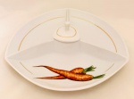 Petisqueira em porcelana Schmidt, branca decorada com cenouras, com 4 divisórias, sendo uma delas central com tampa. Med. 25x8 cm.