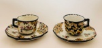 ALCOBAÇA, PORTUGAL - Duas xícaras de café em cerâmica portuguesa Alcobaça, pintada à mão e assinada, com seus respectivos pires, em perfeito estado. Med. Xícara: 7,5x4 cm. Pires: 12 cm.