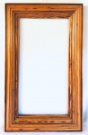 Moldura em Pinho de Riga maciço, podendo ser utilizada na vertical e na horizontal, em ótimo estado. Med. 103x63x7 cm.