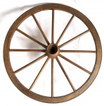 Antiga roda de carroça em madeira e ferro. Med. Diâm. 97 cm.