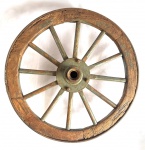 Antiga roda de carroça em madeira e ferro. Med. Diâm. 61 cm.