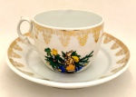 Xícara de chá em porcelana Schmidt, decoração natalina de papai noel  e família, com guirlandas a ouro, em ótimo estado. Med. Xícara: 5x11 cm. Pires: 15 cm.