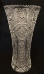 Vaso em cristal espesso, com decoração estrela, borda pontiaguda, em perfeito estado. Med. 26,5x16 cm.