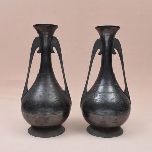 Par de grandes vasos Art Nouveau em pewter, início do século XX, de formato balaústre alongado. Alt.