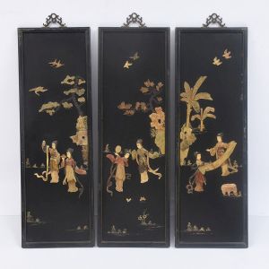 Três placas chinesas de parede formando uma composição. Med. de cada uma 91 x 30 cm.