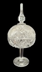 Bomboniere em cristal europeu translúcido lapidado, com tampa e pega facetada, ricamente decorada com padrões geométricos e florais em lapidação. Peça elegante e decorativa, ideal para compor cristaleiras e mesas de época. Medida: 30 cm de altura.