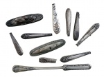 PRATA DE LEI - Lote de peças em prata de lei composto por antigos cabos e fragmentos de objetos do período art nouveau, apresentando diferentes padrões ornamentais em relevo, próprios para coleção, reaproveitamento ou restauro. Peso bruto: 71 g.