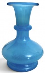 BACCARAT-  Delicado vaso em opalina azul translúcida, com corpo bojudo, gargalo estreito e boca aberta. Peça de elegante simplicidade, ideal para compor coleção de opalinas ou decoração em aparadores e cristaleiras. Mede 6 x 8,5cm.