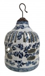 Gaiola decorativa em porcelana chinesa esmaltada, com decoração em azul sob esmalte representando flores, pássaros e cercadura ornamental. Corpo vazado, adornado por dois pássaros em relevo, tampa com gancho metálico para suspensão. Marca na base Ishela  Made in China. Medidas: 44 x 25 cm.