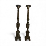 MINAS SÉC. XIX - Par de tocheiros antigos em madeira entalhada, altos e de fuste torneado, com pátina original e desgaste elegante do tempo. Presença decorativa forte, perfeitos para ambientes clássicos ou sacros. Minas meados séc. XIX. Mede 78 cm.