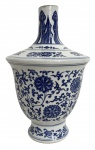 Grande vaso em porcelana chinesa, decorado em azul e branco, com rica ornamentação floral e arabescos contínuos. Corpo bojudo sobre base circular e gargalo alto. Marca oriental no fundo. Peça decorativa de grande elegância, em bom estado geral, com leves sinais do tempo. Mede 33 cm altura.