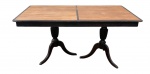 DONA MARIA I - Imponente mesa de jantar estilo D. Maria I, em jacarandá, com tampo retangular extensível, composto por duas abas laterais e folha central removível. Apoiada sobre dois pés centrais torneados, com base em pernas curvas. Peça de linhas clássicas, robusta e funcional, com pátina do tempo. Medida aberta 2,10 x 95 x 89 aberta. Tábua extensora 50 cm.