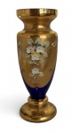 VENEZA - Vaso em cristal veneziano, corpo em azul cobalto com rica decoração dourada e pintura manual floral em relevo. Boca e base circulares com acabamento em ouro, trabalho refinado típico da tradição de Murano, com pátina do tempo. Peça elegante e colecionável, final do séc. XIX / início do séc. XX. Mede 18 cm altura.