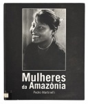 Mulheres da Amazônia, de Pedro Martinelli. Livro fotográfico de grande impacto social e documental, reunindo retratos e cenas do cotidiano feminino na região amazônica, com forte linguagem humanista em preto e branco. Publicação financiada pela Lei de Incentivo à Cultura, edição de bom porte e relevância histórica na fotografia brasileira contemporânea. Exemplar com marcas naturais do tempo. Mede 28cm x 24cm.