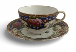 OLD SEVRES - Xícara e pires para chá em porcelana inglesa Shelley  padrão Old Sèvres, ricamente decorados com flores policromadas, filetes dourados e reservas com pássaros. Marca no verso Shelley China  England. Peça delicada, decorativa e colecionável, com sinais compatíveis com a idade. Possui fio de cabelo. Meados séc. XIX.