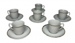 Conjunto com 6 xícaras para café em porcelana Schmidt Brasil, acompanhadas de seus respectivos pires. Em elegante acabamento branco com delicado filete dourado nas bordas, de linhas clássicas e atemporais. Marca na base Porcelana Schmidt Brasil. Em bom estado de conservação, apresentando leves sinais do tempo e pequeno desgaste no dourado em alguns pontos.