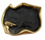 SUZANA LEVY (Rio 1937 / idem 2023)   Escultura de mesa em bronze patinado e dourado, de composição orgânica e formas sinuosas, com acabamento contrastante em pátina escura e bordas douradas. Peça de caráter escultórico, podendo funcionar como objeto decorativo ou centro de mesa. Mede 18 x 15 cm.