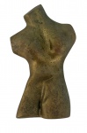 SUZANA LEVY (Rio 1937 / idem 2023) Escultura Torso Feminino, de Suzana Levy, em metal patinado, representando forma feminina estilizada e fragmentada, de linhas orgânicas e volumetria marcada. Peça assinada na base, com verso revestido em feltro. Mede 18 cm.