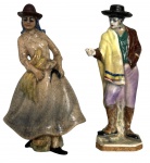 PORTUGAL - Par de antigas esculturas em porcelana europeia policromada, representando casal em trajes populares. Bases sextavadas com inscrição Vinhos do Porto e rótulos publicitários ao verso de vinícola. Peças decorativas possivelmente utilizadas como figuras promocionais de vinho do Porto, meados século XIX / XX. Discreto bicado no chapéu da imagem feminina. Mede 13 cm.