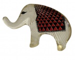 ABRAHAM PALATNIK (1928/2020) - Escultura em resina acrílica, representando elefante estilizado, com padrões geométricos e linhas orgânicas em tons de vermelho, preto e branco. Peça de design moderno do artista Abraham Palatnik, reconhecido por suas criações ligadas à arte cinética e ao design brasileiro do século XX. Mede 9 x 5,5 cm.