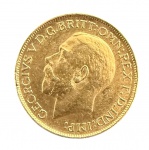 INGLATERRA 1916 - Moeda inglesa em ouro 22K, com efígie do rei George V e inscrição GEORGIVS V D.G. BRITT: OMN: REX F.D. IND: IMP.. No reverso, a clássica representação de São Jorge a cavalo vencendo o dragão, com data 1916. Peça tradicional da numismática britânica, conhecida como Sovereign, cunhada em ouro e muito apreciada por colecionadores e investidores. Peso: 8,3 g. Este item não se encontra na galeria, e sim em posse do proprietário.