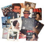 JOÃO NOGUEIRA - Importante conjunto com 17 discos de vinil do consagrado sambista João Nogueira, reunindo títulos variados de sua discografia. Destaque para o raro LP Odeon de 1972 (Disco de 12 sambas) e para o álbum com capa icônica em retrato de perfil, ambos de maior interesse colecionável. Capas com desgastes naturais do tempo e discos em estado compatível com a idade.