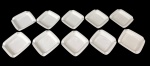 Lote com 10 cinzeiros em porcelana branca, formato quadrado com cantos chanfrados e apoio lateral. Peças de design simples e funcional, ideais para uso ou composição decorativa. Mede 14 x 14 cm.