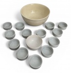Conjunto em porcelana brasileira composto por tigela maior e pequenas cumbucas, com marcas Porcelana Schmidt e Cerâmica Luiz Salvador. Peças de uso utilitário, com leve desgaste e sinais do tempo. Total de 15 peças. Medida do maior 22cm.