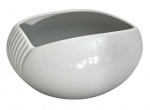 Vaso em porcelana branca, de formato orgânico e moderno, com detalhe lateral em relevo canelado. Peça de design minimalista, elegante e funcional, ideal para composições decorativas. Mede 25cm.