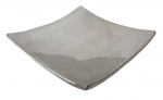 Centro de mesa em aço escovado, de desenho contemporâneo, com formato quadrangular e bordas suavemente onduladas, apoiado sobre base discreta. Superfície lisa conferindo elegância e versatilidade decorativa. Peça ideal para compor mesas ou aparadores em ambientes sofisticados. Mede 30 x 30 cm.