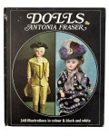 Livro Dolls, de Antonia Fraser, edição ilustrada com capa dura, ricamente documentado com imagens coloridas e em preto e branco. Obra dedicada à história e evolução das bonecas, incluindo exemplares europeus e peças de caráter decorativo e colecionável. Peça de interesse para colecionadores, estudiosos e apreciadores de artes decorativas. Contém sinais de uso. Mede 21cmx24cm.