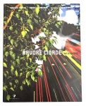 Livro Árvore Cidade  Rio de Janeiro, por Mariana Varzea e Roberto Aimbinder, com fotografia de Cesar Duarte. Obra ilustrada dedicada à arborização urbana carioca, apresentando espécies, paisagens e a relação entre natureza e cidade. Edição em capa dura, ricamente ilustrada, de interesse para apreciadores de paisagismo, urbanismo e cultura do Rio de Janeiro. Medida 24cmx30cm.