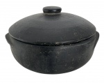 Antiga panela de barro queimado, peça de caráter utilitário e rústico, apresentando pátina escura natural do tempo e uso. Tampa abaulada com pegador central. Interior e exterior com marcas de uso compatíveis com a idade, conferindo autenticidade e valor. Ideal para compor ambientes de estilo colonial ou rústico, além de colecionadores de utensílios antigos ou ate mesmo para uso. Pequena perda na tampa. Mede 29 cm diâmetro.