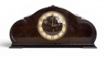 ART DECO - Relógio de mesa antigo, marca Pontual, com caixa em madeira de formato arqueado e mostrador circular com numeração árabe. Movimento mecânico à corda, com pêndulo e sistema de badalo para soneria, acompanhado de chave. Peça de presença decorativa, típica do início do século XX, ART DECO anos 40. Funcionando mas necessita revisão. Medidas: 53 cm