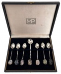 Conjunto de 7 colheres e 1 concha para molho em prata MP  Prata 99, com cabos torcidos e terminais decorados com pedras naturais em diferentes tonalidades. Acompanha estojo original forrado, valorizando a apresentação e conservação da peça. Peças de caráter elegante e decorativo, ideais para serviço refinado ou composição de mesa posta. Medida da maior 12cm.