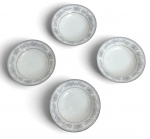 Conjunto com 4 tigelas em porcelana Mikasa Fine China, padrão Dresden Rose L9009, Japão. Decoração floral em delicado tom azul com friso elegante. Peças em bom estado de conservação. Mede 14 cm diâmetro.