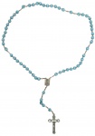 Terço religioso com contas azul-turquesa, estrutura metálica prateada e crucifixo com figura de Cristo. Medalha central em relevo representando Nossa Senhora. Peça com marca Italy no verso do crucifixo, indicando procedência italiana. Mede 40cm.