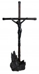 Crucifixo de altar em madeira entalhada e patinada, apresentando Cristo em estuque de feição expressionista, apoiado sobre base rústica simulando tronco natural. Peça de caráter devocional e decorativo, com belo contraste entre a rusticidade da madeira e a delicadeza da figura sacra. Mede 54cm x 25cm.